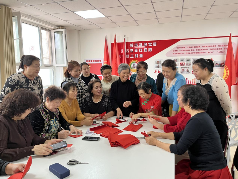 剪韻繪同心 康寧社區鄰里圍坐，巧手共剪幸福圖